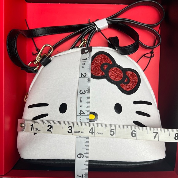 Hello Kitty 3 pieces gift set crossbody bags with 2 bag charms with Original Box - Picture 2 of 8